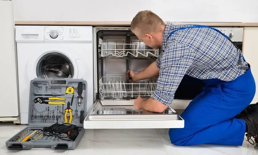 Torbalı Midea servisi teknisyen ekibi beyaz eşya tamiri yaparken